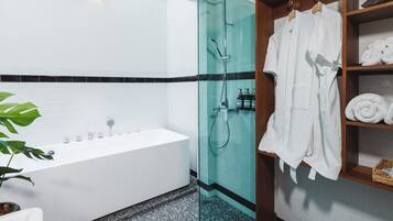 Baan Mai Deluxe | Badezimmer | Badewanne und Dusche (separat), Regendusche, kostenlose Toilettenartikel