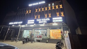 L’hôtel Vizata, avec une enseigne indiquant qu’il s’agit d’un restaurant familial et d’un supermarché Royal.