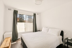 Tabla de planchar con plancha, wifi, ropa de cama