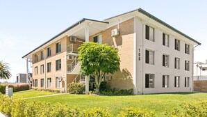 Exterior - Coastal Cottesloe Apartment opposite Civic Centre (Cottesloe)
