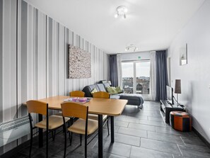 TV - Sunny apartment with sea-views (Blankenberge)