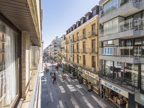 A street view with a row of buildings, including a store named 'BLUE SKY'. - Pleasant apartment near the beach (Blankenberge)
