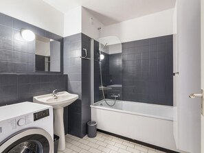 Shower, hair dryer - Pleasant apartment near the beach (Blankenberge)