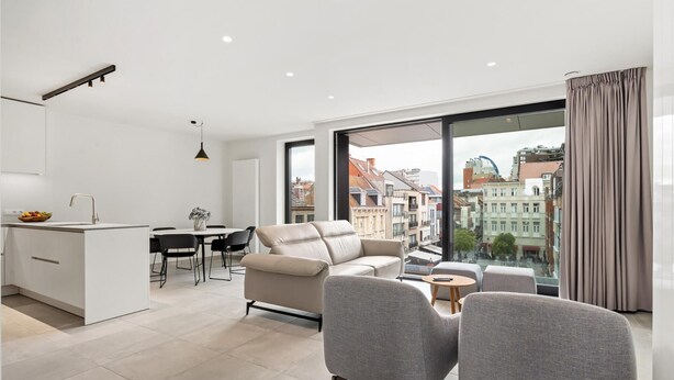 A modern apartment with a kitchen, dining area, and living room with a city view. - Beautiful apartment in the center (Blankenberge)