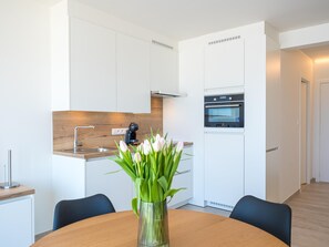 Kühlschrank, Mikrowelle, Ofen, Wasserkocher mit Kaffee-/Teezubehör