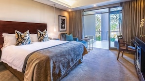 Habitación de hotel con una cama grande, un escritorio, una silla y una televisión.
