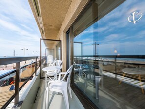 Outdoor dining - Modern apartment with direct sea view (Middelkerke)