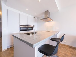 Fridge, microwave, oven, dishwasher - Modern apartment with direct sea view (Middelkerke)