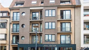 A multi-story building with a restaurant named 'Bistrant Villa Nova' on the ground floor.