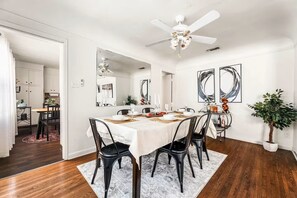 Dining - Spacious 4 bedroom home by Melrose and 10 minutes to Hollywood Walk of Fame (Los Angeles)