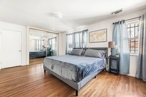 4 bedrooms, iron/ironing board, free WiFi, bed sheets - Spacious 4 bedroom home by Melrose and 10 minutes to Hollywood Walk of Fame (Los Angeles)