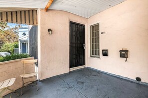 Terrace/patio - Spacious 4 bedroom home by Melrose and 10 minutes to Hollywood Walk of Fame (Los Angeles)