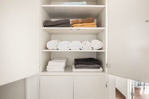 Interior - Spacious 4 bedroom home by Melrose and 10 minutes to Hollywood Walk of Fame (Los Angeles)