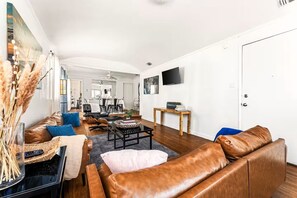 Smart TV - Spacious 4 bedroom home by Melrose and 10 minutes to Hollywood Walk of Fame (Los Angeles)