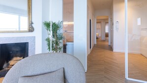 Un intérieur moderne agrémenté d’une cheminée, d’un miroir et d’une plante.