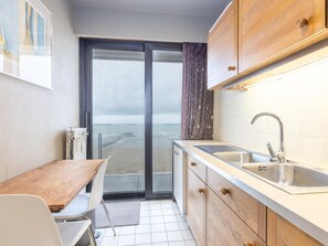 Fridge, microwave, oven, dishwasher - Apartment with a nice terrace (Middelkerke)