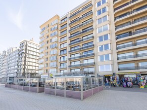 Exterior - Spacious apartment with direct sea view (Middelkerke)