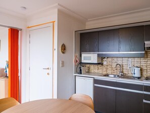 Fridge, microwave, coffee/tea maker, toaster