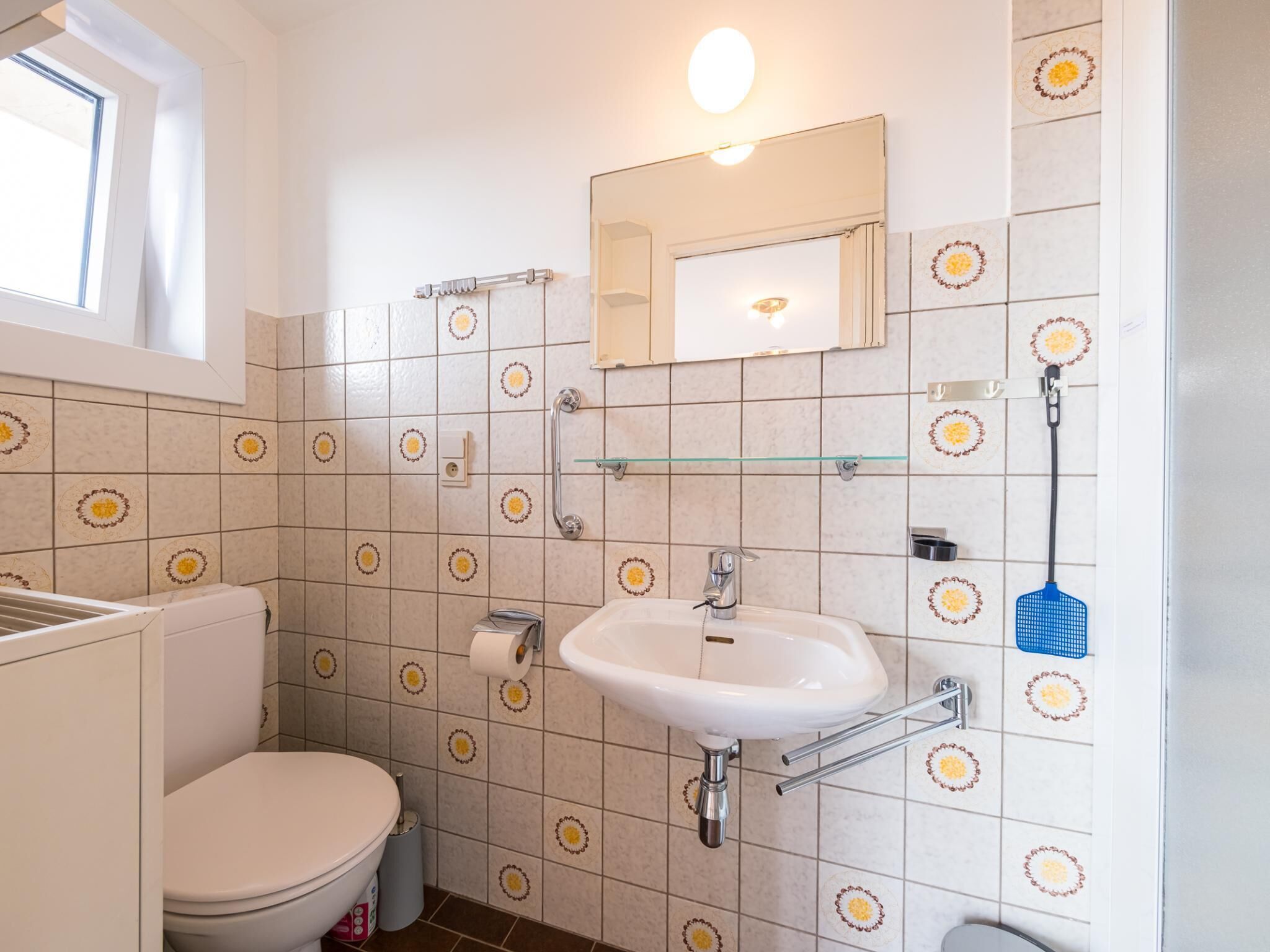 Un bagno con il water, un lavandino e una doccia.