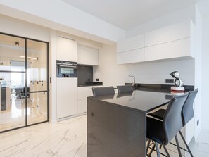 Fridge, microwave, oven, dishwasher - Luxury apartment with stunning sea views (Middelkerke)