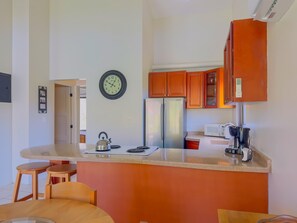 Fridge, microwave, oven, coffee/tea maker - Relax and Enjoy at La Colina 8024 (Playas del Coco)
