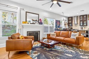 TV, offices - Palm Villa - Historic Home Near Downtown (Tampa)