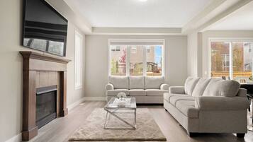 House, 3 Bedrooms, Balcony | Living room