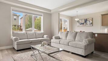 House, 3 Bedrooms, Balcony | Living room