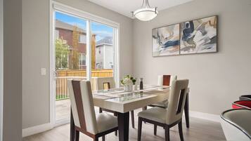 House, 3 Bedrooms, Balcony | Dining room