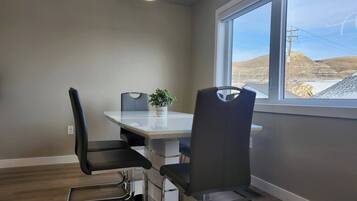 Apartment, 3 Bedrooms | Dining