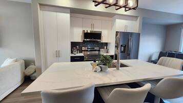 Apartment, 3 Bedrooms | Dining room