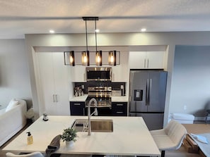 Apartment, 3 Bedrooms | Dining room - Harmony Haven in Drumheller (Drumheller)