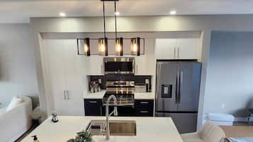 Apartment, 3 Bedrooms | Dining room