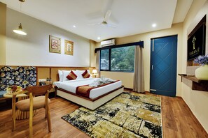 Habitación doble, balcón, vista a la ciudad | Cortinas blackout, tabla de planchar con plancha y wifi gratis 