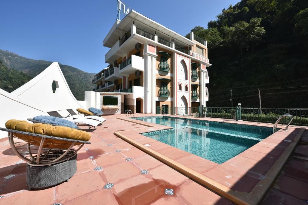 Una piscina al aire libre