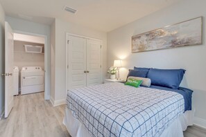 3 bedrooms, desk, iron/ironing board, Internet - Nurse-Ready Rental 2 Mi to UWF Campus & Hospital! (Pensacola)
