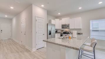 Fridge, microwave, stovetop, dishwasher