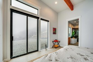 Työpöytä, silitysrauta/-lauta, internet, vuodevaatteet