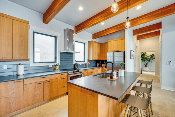 Jääkaappi, mikroaaltouuni, liesi, astianpesukone