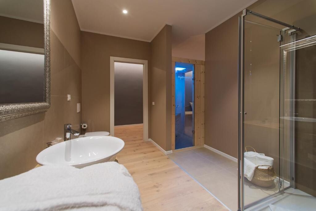 Suite, balcon, vue ville (Private access to Sauna) | Salle de bain