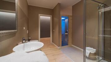 Suite, balcon, vue ville (Private access to Sauna) | Salle de bain
