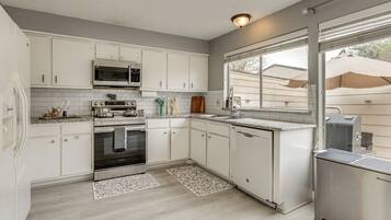 Fridge, microwave, stovetop, dishwasher