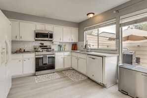 Fridge, microwave, stovetop, dishwasher - Quick Hwy Access: Family Retreat in Houston (Houston)