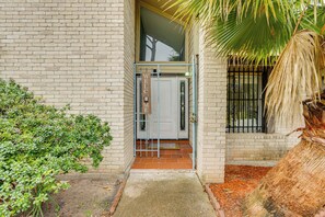 Exterior detail - Quick Hwy Access: Family Retreat in Houston (Houston)