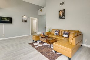 TV, fireplace - Quick Hwy Access: Family Retreat in Houston (Houston)