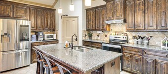 Pool & Hot Tub! Dog-Friendly AwaySis in SE Austin