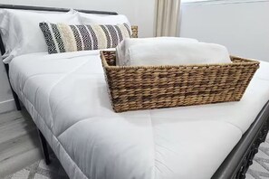 2 soveværelser, skrivebord, strygejern/strygebræt, weekendseng