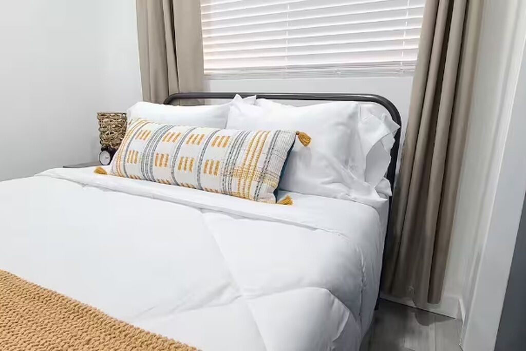 2 Schlafzimmer, Schreibtisch, Bügeleisen/Bügelbrett, Reisekinderbett