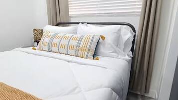 2 Schlafzimmer, Schreibtisch, Bügeleisen/Bügelbrett, Reisekinderbett