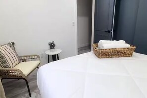 2 bedrooms, desk, iron/ironing board, travel cot - Cozy Modern 2-Bd Guest House in Quiet neighborhood! (San Bernardino)